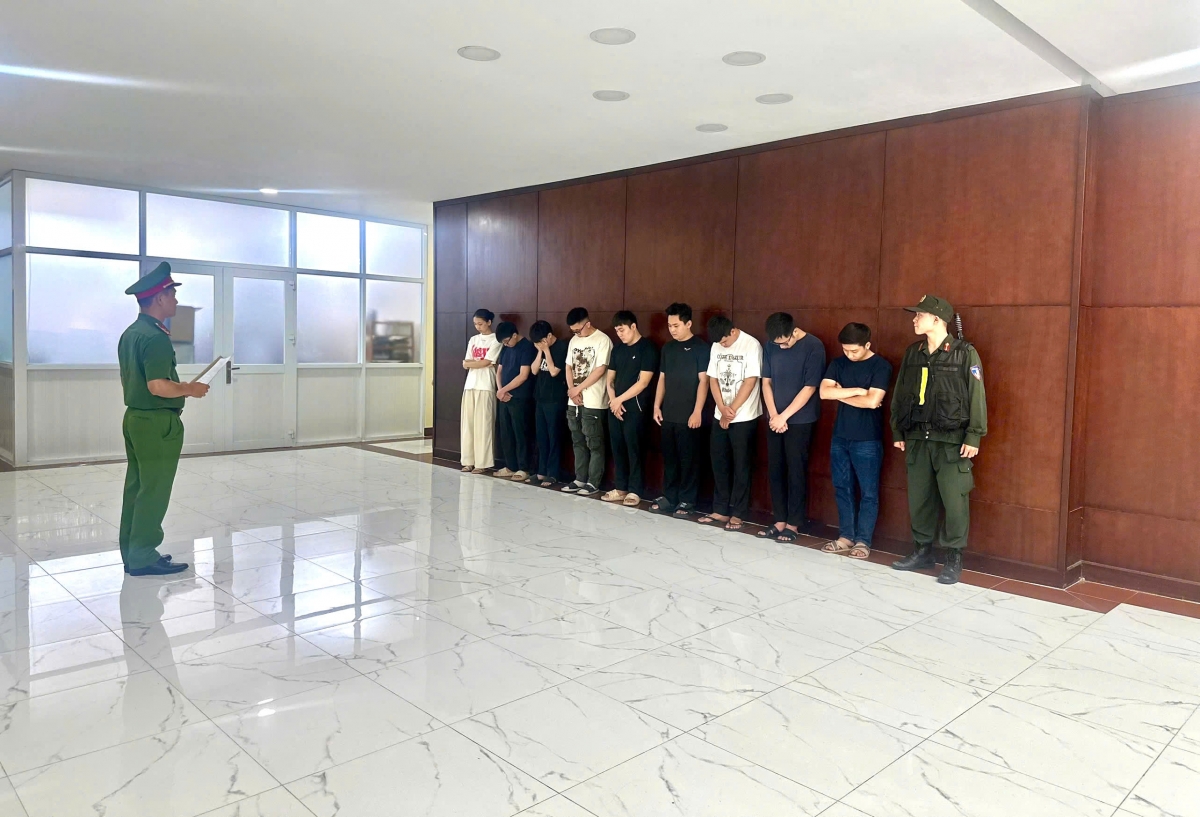 Cơ quan Cảnh sát điều tra tống đạt quyết định khởi tố, bắt giam các bị can trong vụ án.