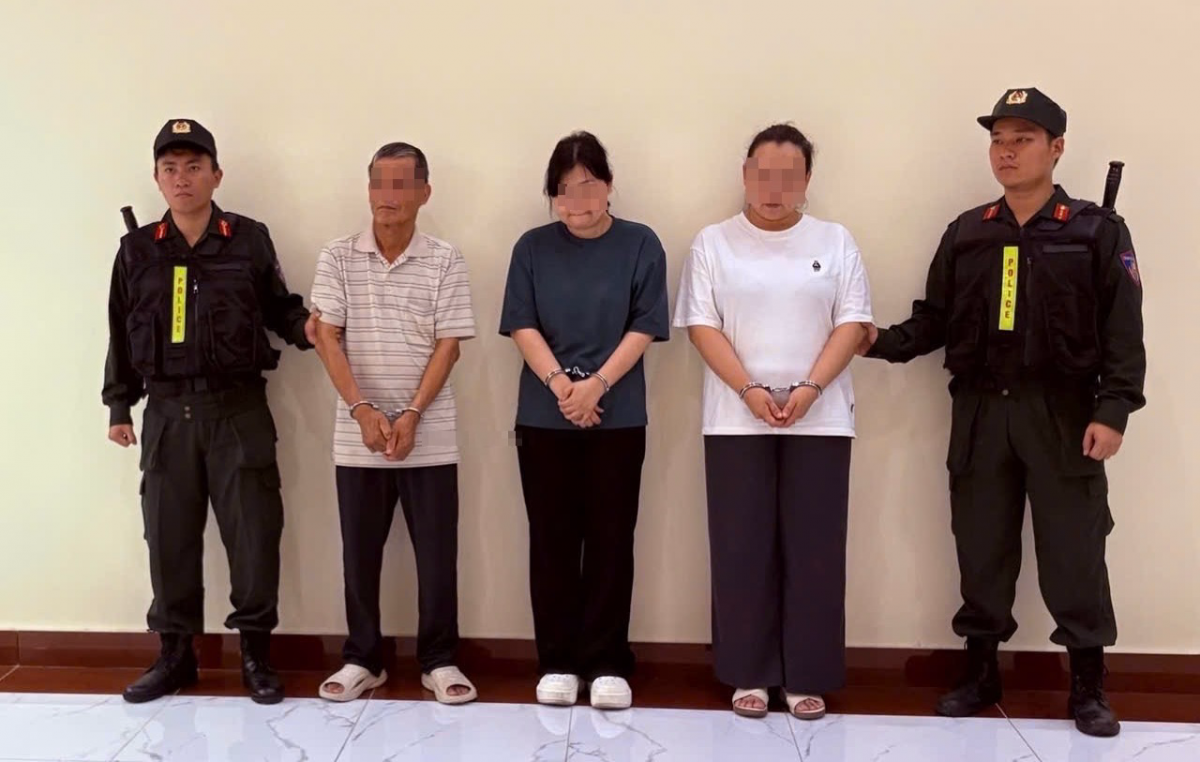 Các bị can từ trái sang phải: Đặng Ngọc Minh, Lý Ngọc Thu và Lý Ngọc Tuyết.