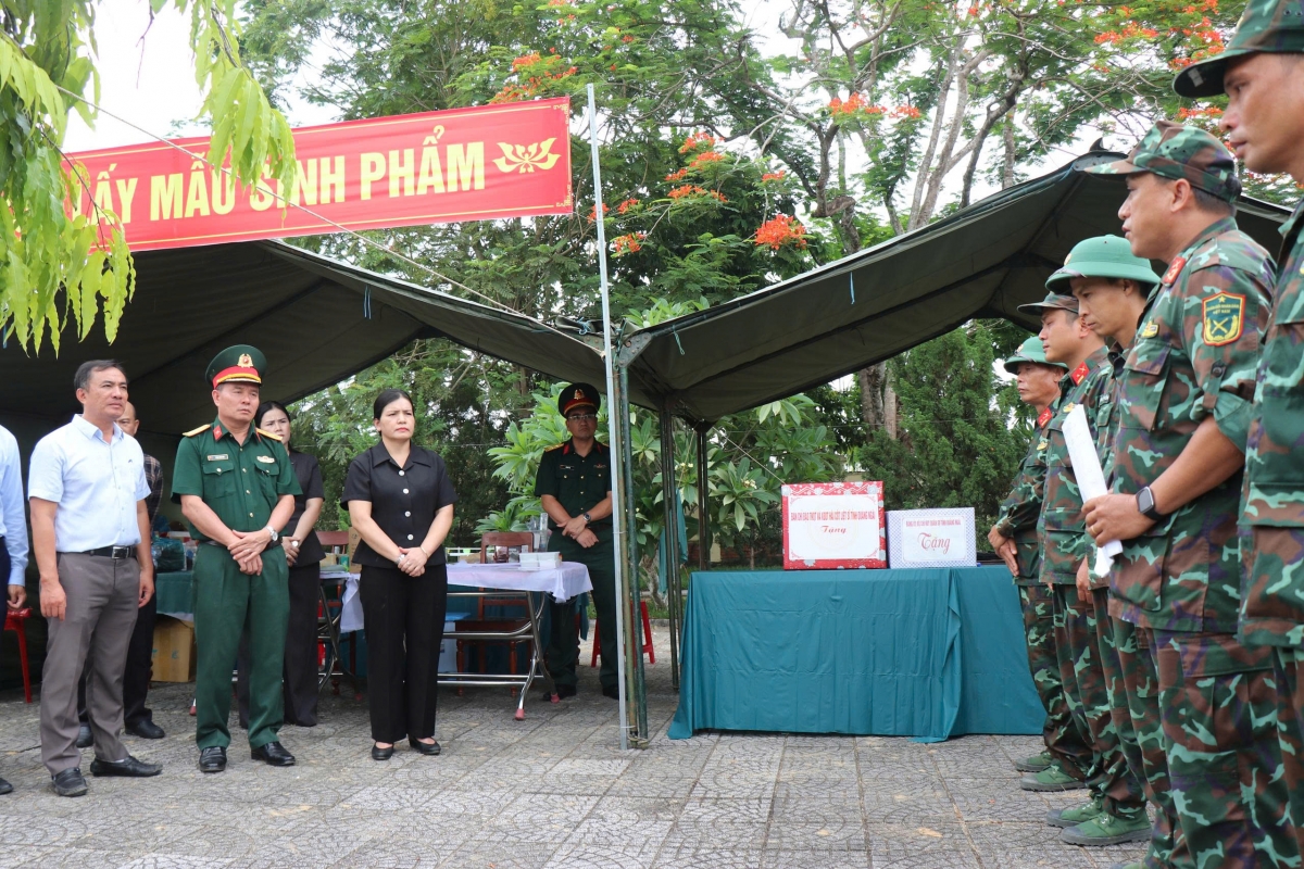 Lãnh đạo UBND tỉnh Quảng Ngãi thăm, động viên lực lượng lấy mẫu phục vụ giám định ADN xác định danh tính hài cốt liệt sĩ