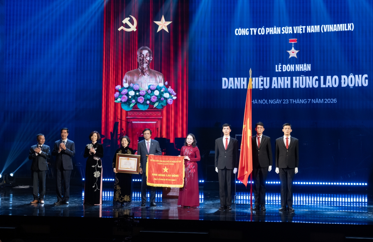 Phó Chủ tịch nước Võ Thị Ánh Xuân trao danh hiệu Anh hùng Lao động cho Công ty Vinamilk.