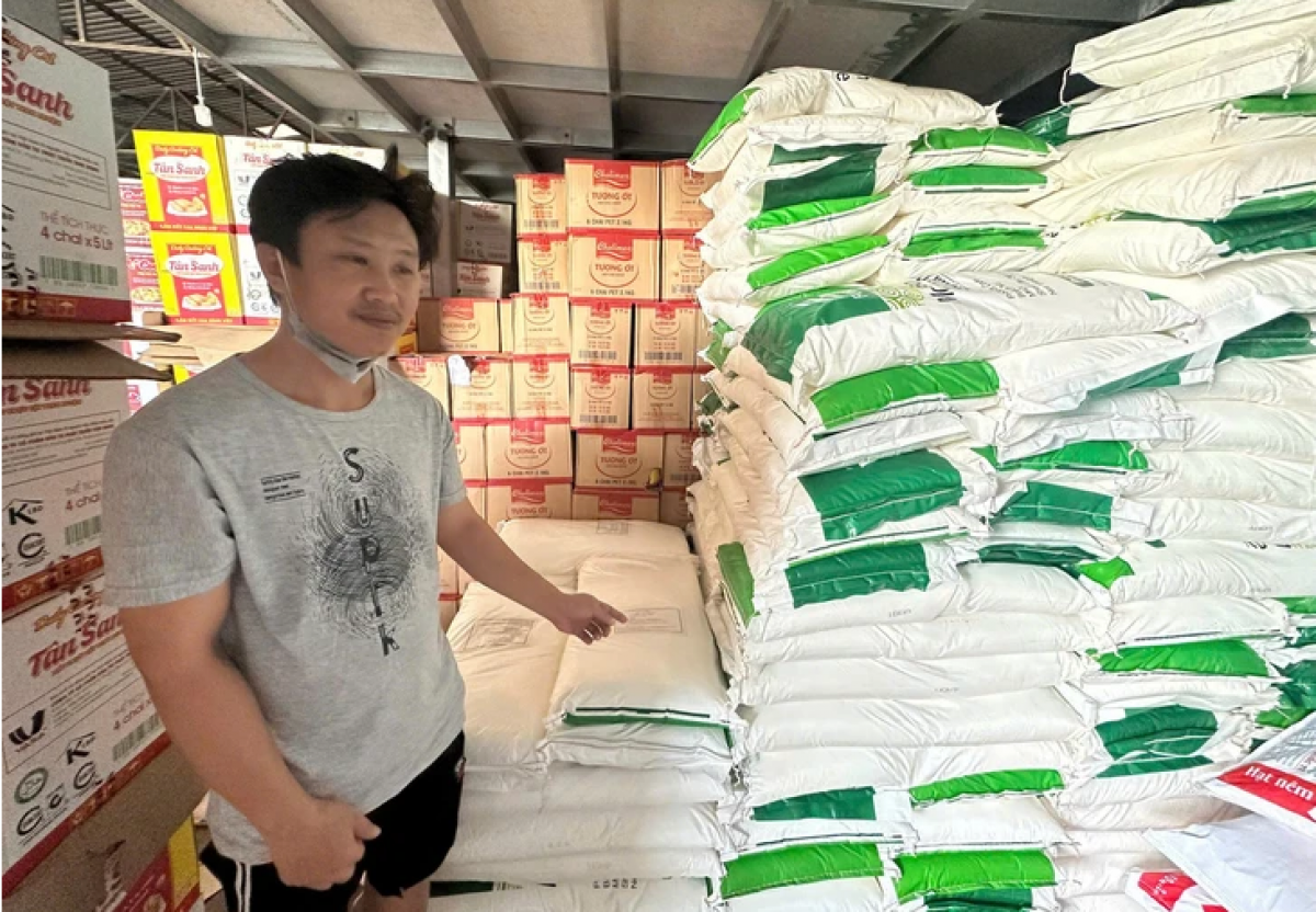 Các sản phẩm phụ gia thực phẩm giả nhãn hiệu bị phát hiện - Ảnh: Công an TP.HCM