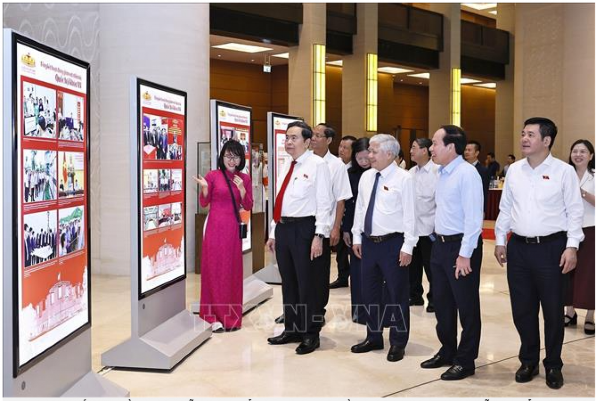 Chủ tịch Quốc hội Trần Thanh Mẫn và đại biểu xem trưng bày về hoạt động giám sát tại Diễn đàn.
Ảnh: Doãn Tấn/TTXVN