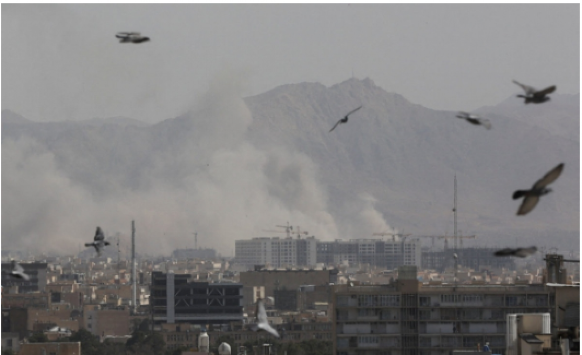 Israel và Mỹ tiến hành các cuộc tấn công vào Iran, tại Tehran hôm 28/2. Ảnh: Reuters