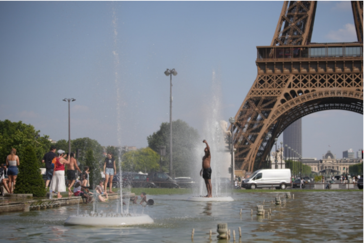 Người dân giải nhiệt tại đài phun nước gần tháp Eiffel trong đợt nắng nóng ở Paris, Pháp tháng 6/2026. Nguồn: AP