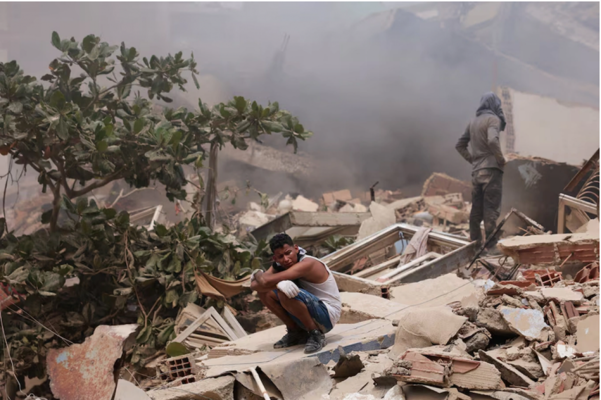 Đống đổ nát của một tòa nhà sau trận động đất ở La Guaira, Venezuela (Ảnh: Reuters).