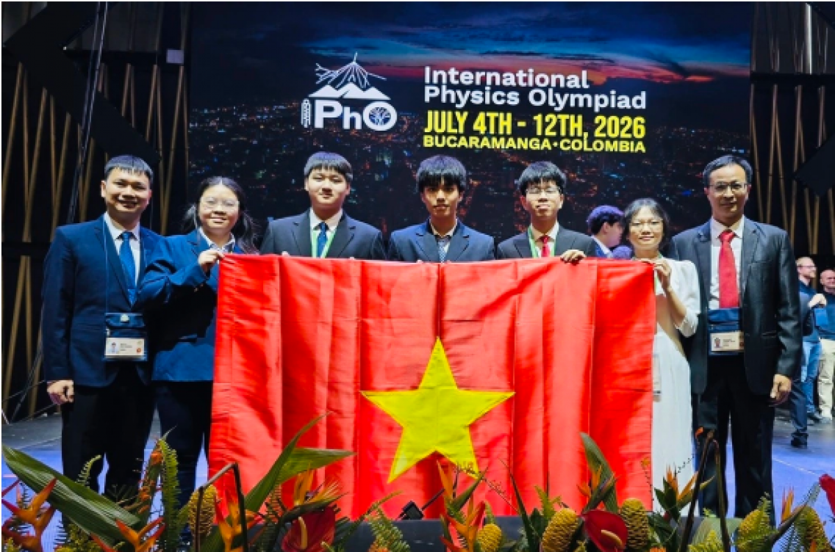 Đoàn học sinh Việt Nam cùng các giáo viên hướng dẫn tại IPhO 2026