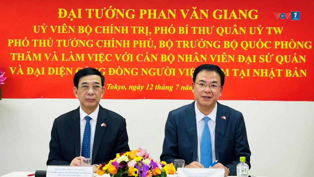 
Đại tướng Phan Văn Giang và Đại sứ Phạm Quang Hiệu tại cuộc tiếp xúc với cán bộ Đại sứ quán và đại diện Cộng đồng Việt Nam tại Nhật Bản. (Ảnh: VOV- Tokyo)