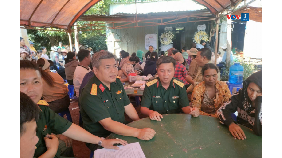 Lãnh đạo đơn vị thuộc Quân đoàn 34 tới thăm hỏi, cùng gia đình chiến sĩ Kpă Thiêp tổ chức tang