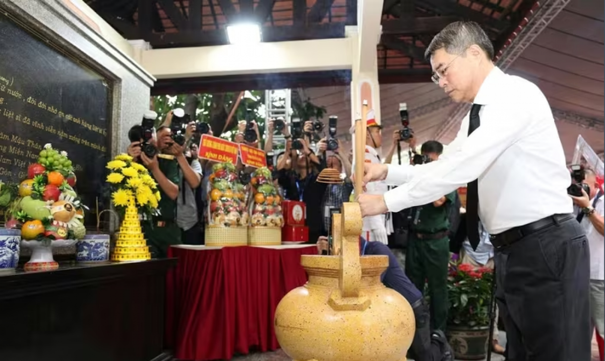 Thủ tướng Lê Minh Hưng dâng hương tri ân các Anh hùng liệt sĩ.