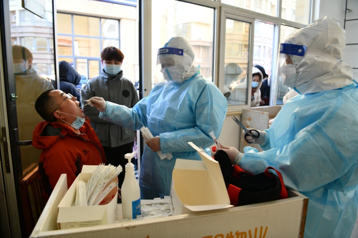 Nhân viên y tế lấy mẫu xét nghiệm Covid-19. Ảnh: REUTERS