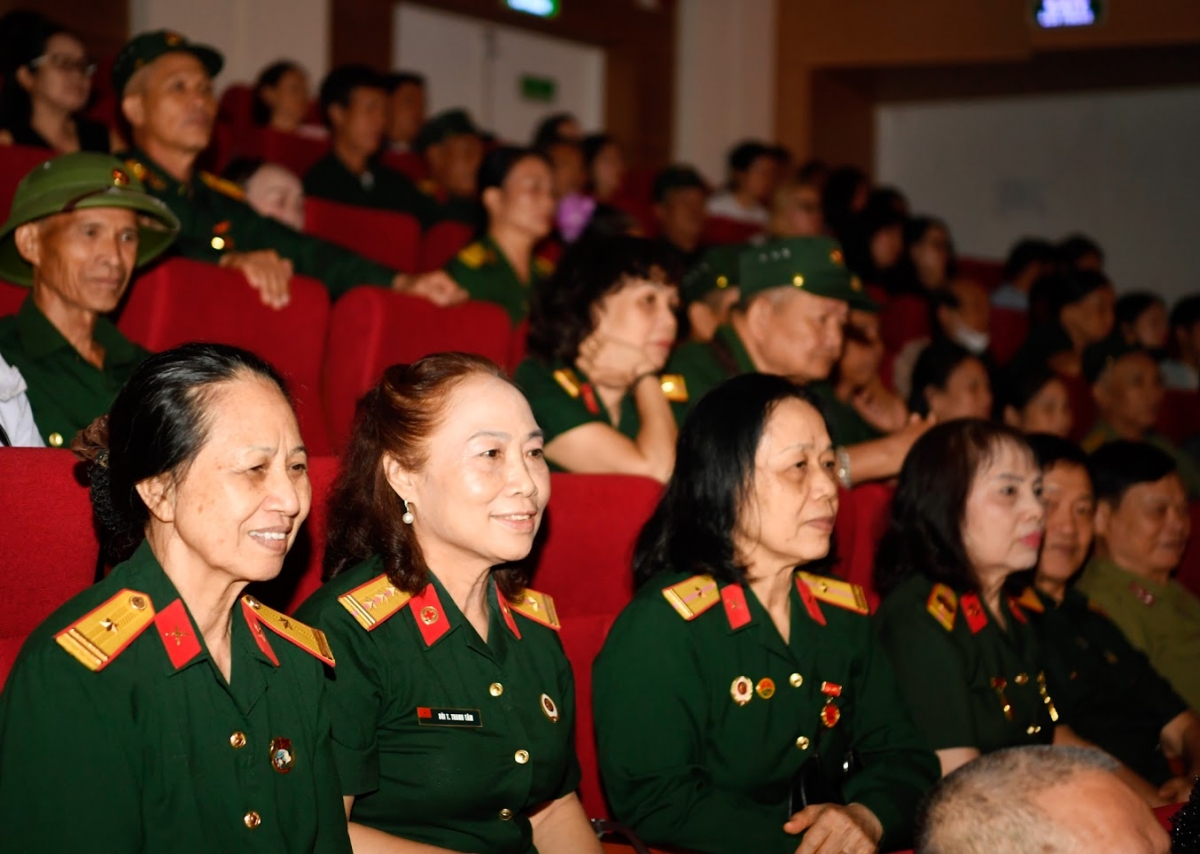   Trong suốt thời gian trình diễn, các cựu chiến binh gần như không thể rời mắt trước những màn trình diễn sinh động cùng sân khấu hiện đại hoành tráng