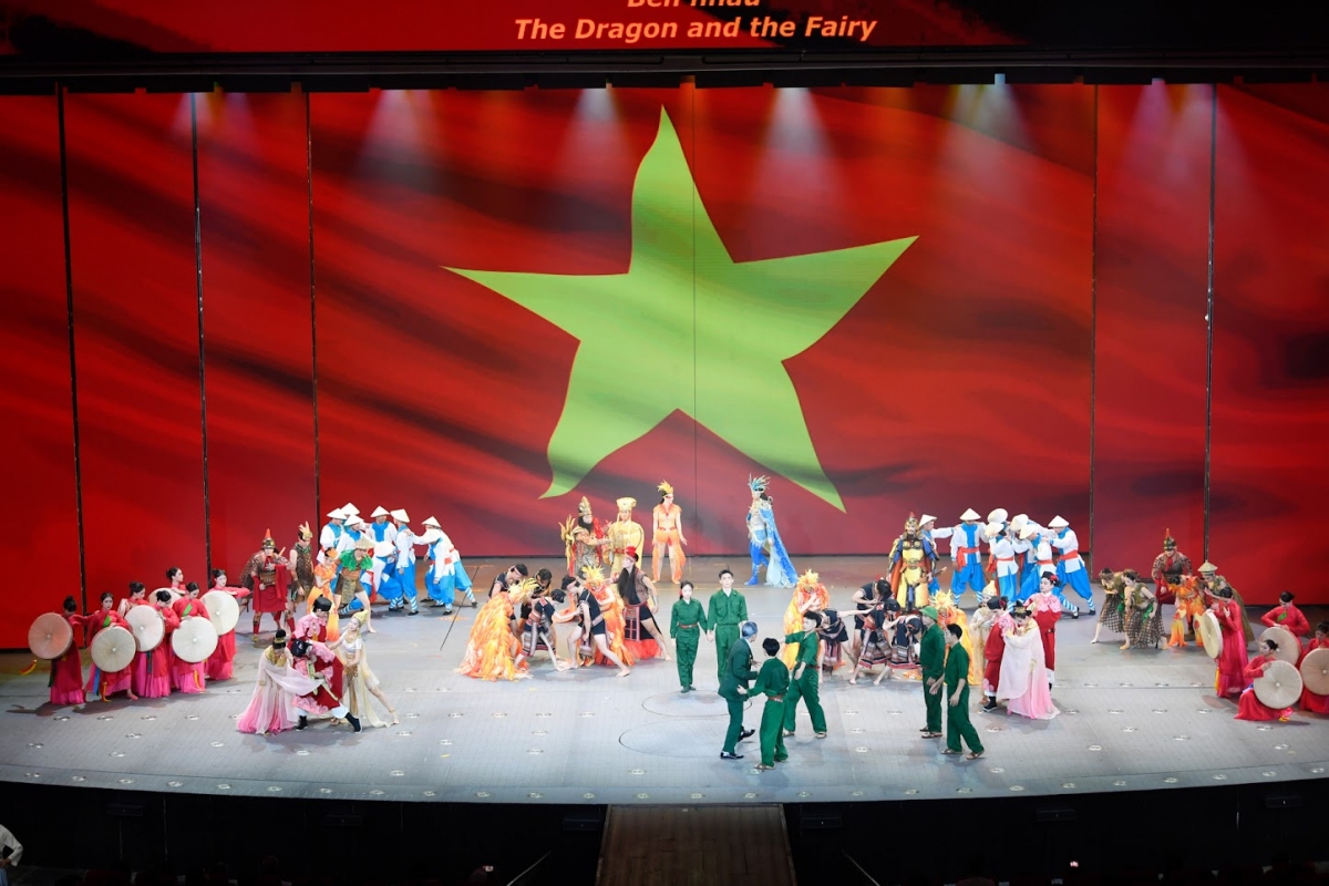 Show diễn "Đất nước thiên hùng ca" đã để lại nhiều dấu ấn và cảm xúc trong lòng các cựu chiến binh, gợi nhớ một phần tuổi trẻ của các bác.