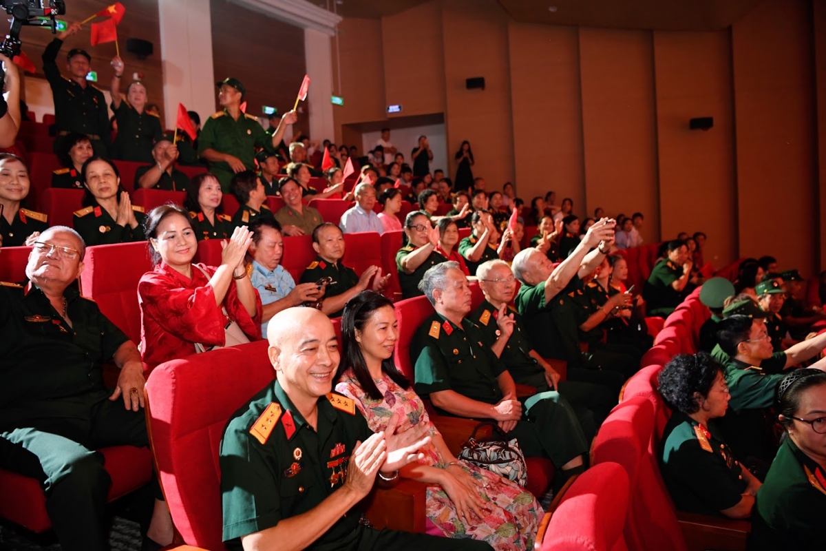 Chương trình có sự tham gia của 211 cựu chiến binh đến từ Hội Truyền thống Trường Sơn và Hội Cựu quân nhân tình nguyện Việt Nam tại Lào.