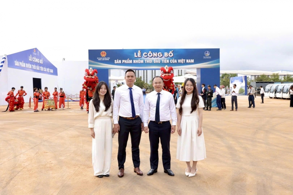 Ban Lãnh đạo Stavian Industrial Metal tại Lễ Công bố sản phẩm nhôm thỏi đầu tiên của Việt Nam