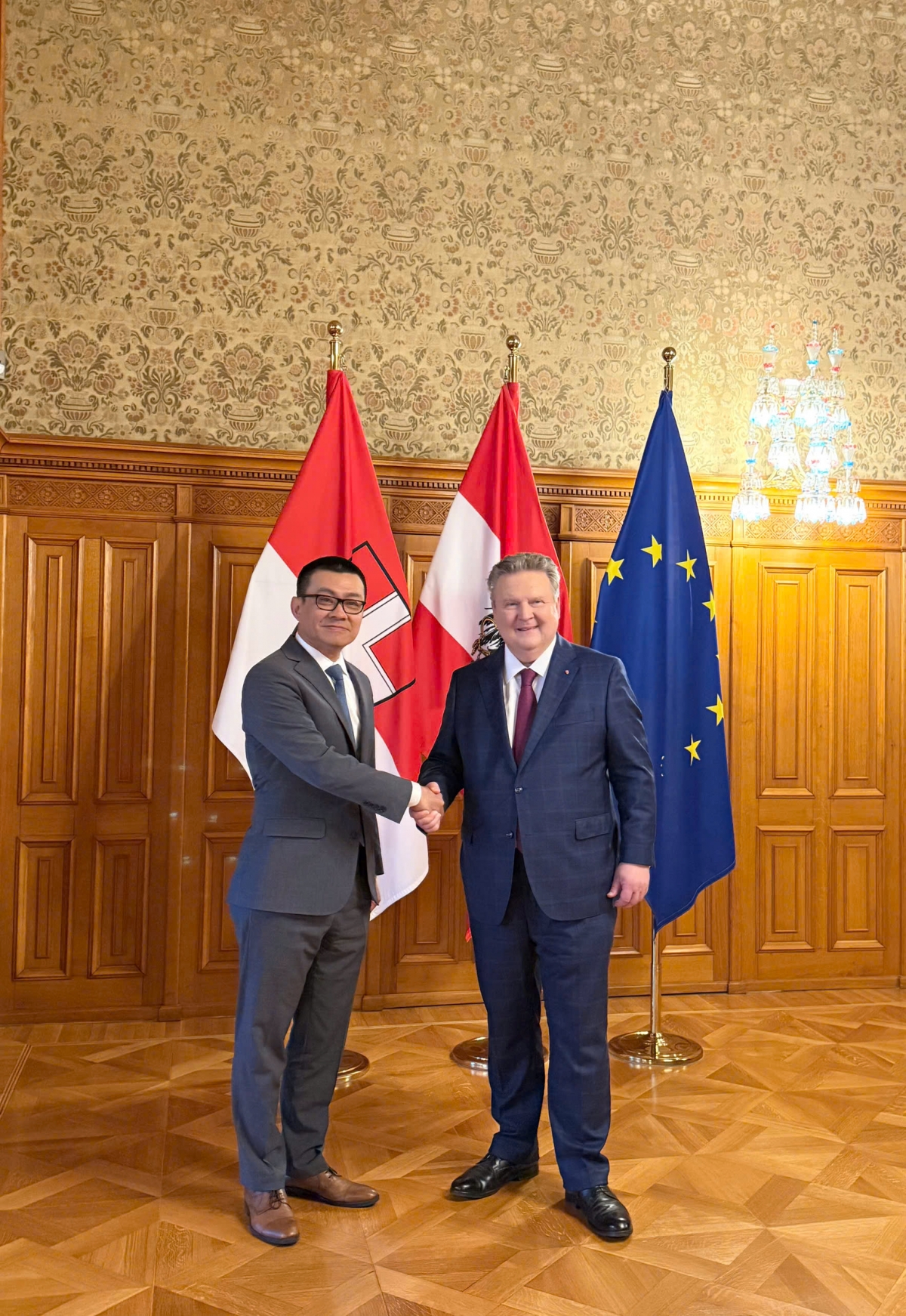 Đại sứ Việt Nam tại Áo Vũ Lê Thái Hoàng gặp Thị trưởng Thành phố
Vienna Michael Ludwig