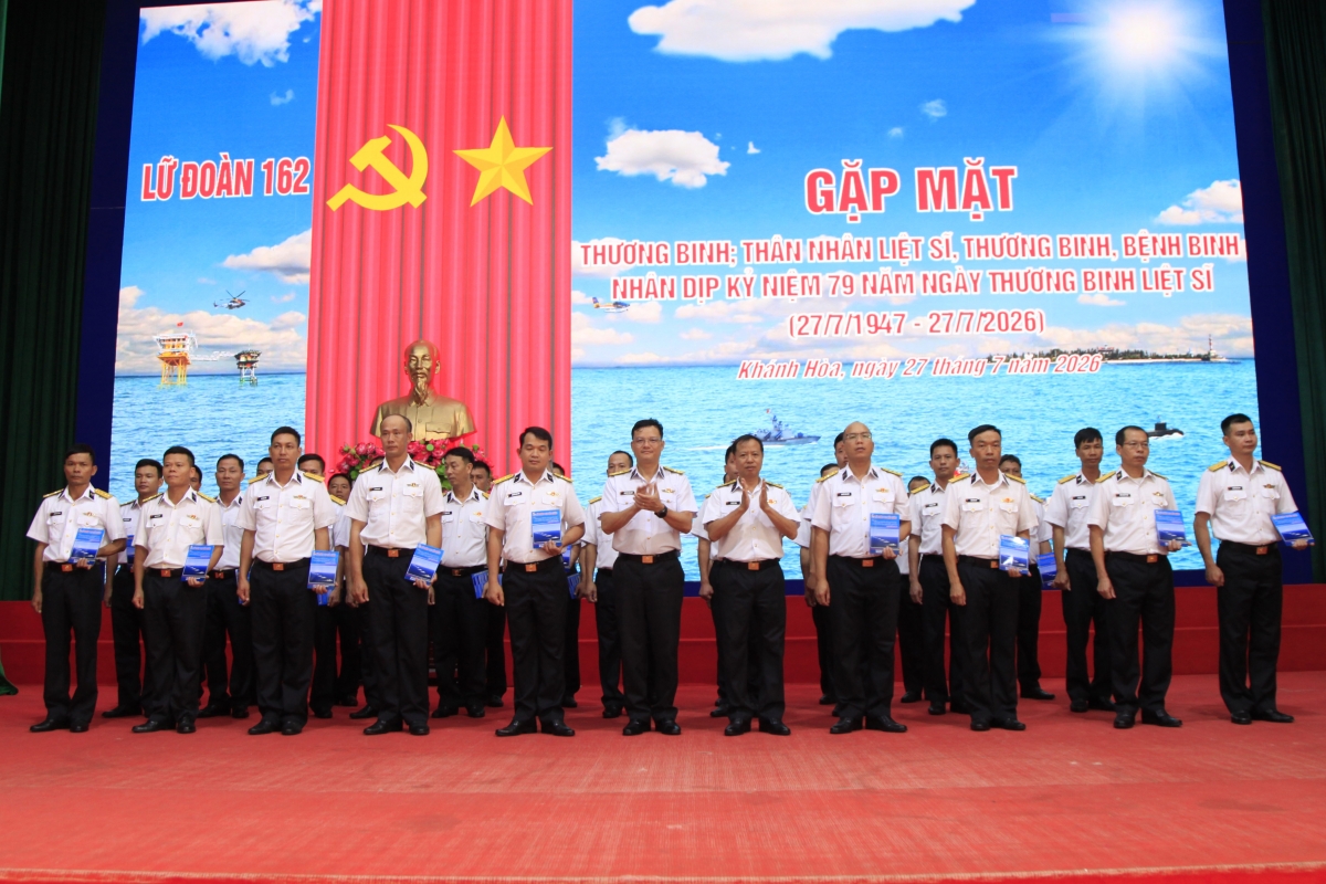 Thủ trưởng Lữ đoàn tặng quà thương binh; con liệt sĩ, thương binh, bệnh binh đang công tác tại đơn vị