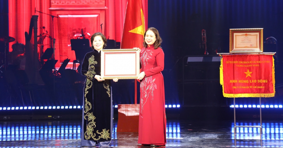 Phó Chủ tịch nước Võ Thị Ánh Xuân trao Huân chương Độc lập hạng ba cho bà Mai Kiều Liên, Tổng Giám đốc Vinamilk