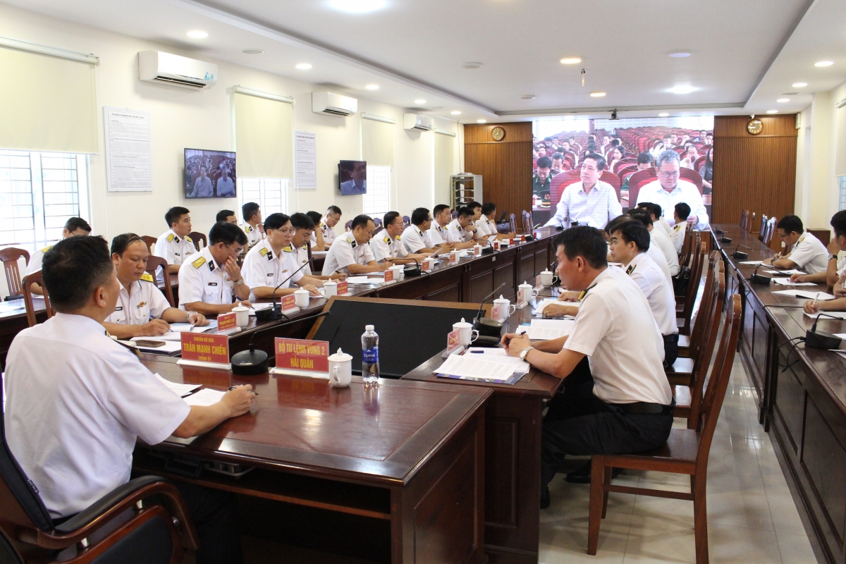 Các đại biểu xem phim sơ kết