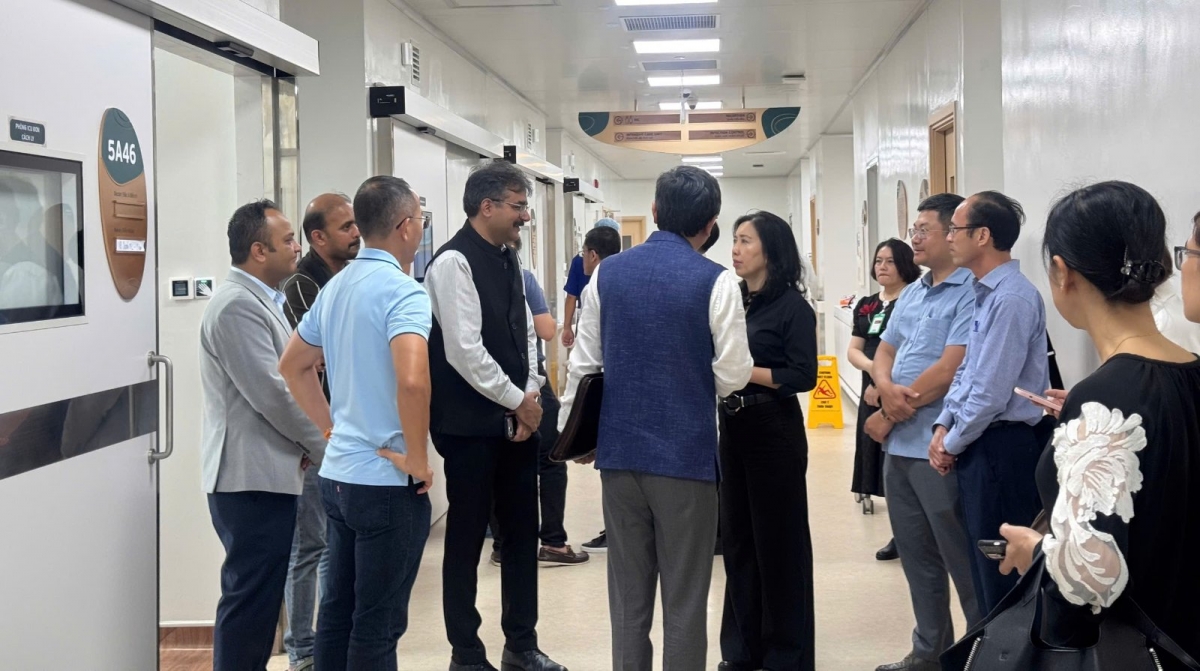 Lãnh đạo Bộ Ngoại giao chia sẻ nỗi đau với thân nhân người gặp nạn.
