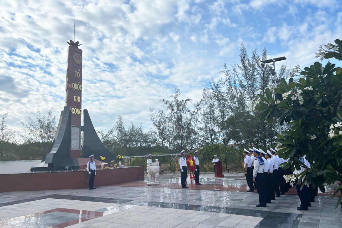 Cán bộ, chiến sĩ thành kính dâng hương Đài tưởng niệm Liệt sĩ tù chính trị Cam Ranh