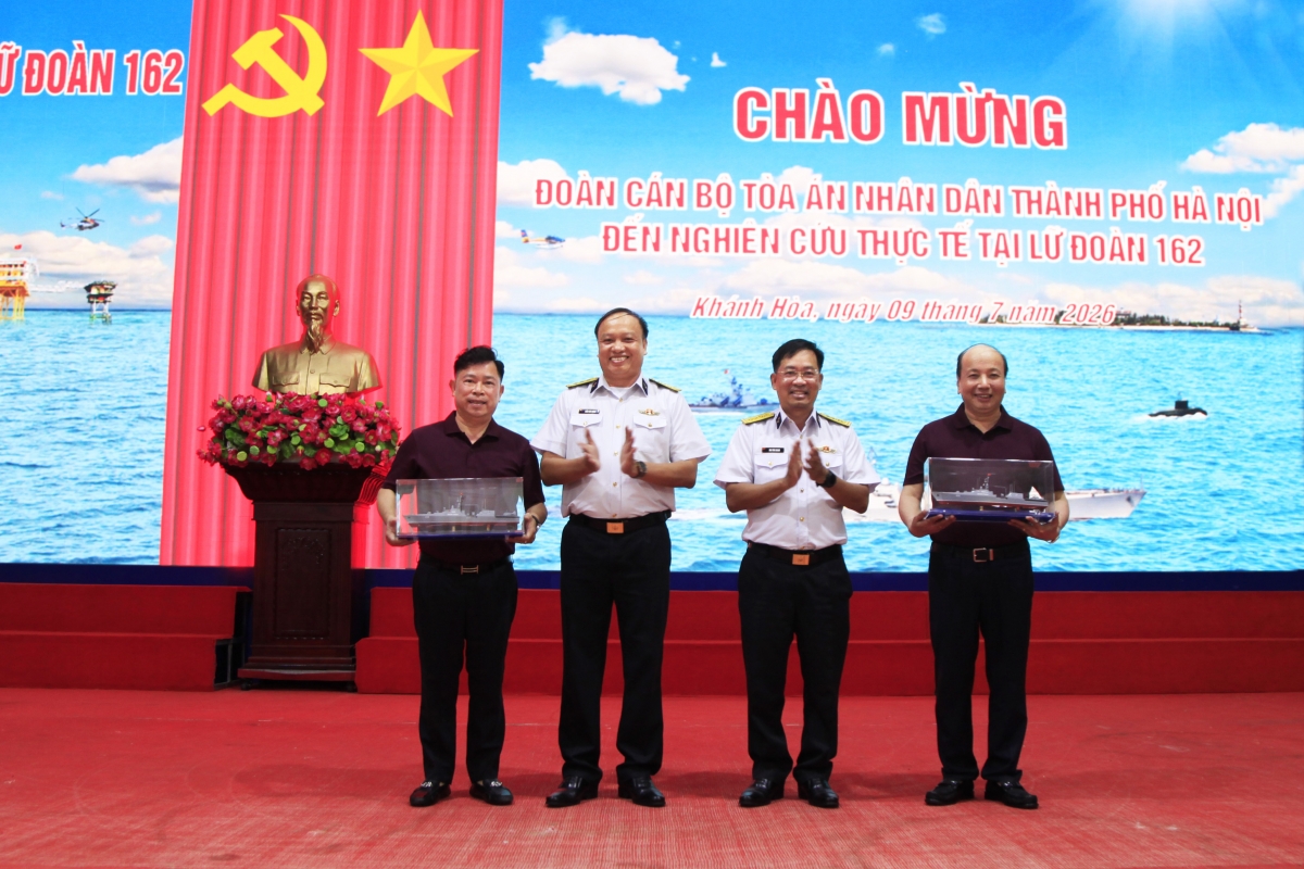 Chỉ huy Lữ đoàn tặng quà lưu niệm đoàn công tác