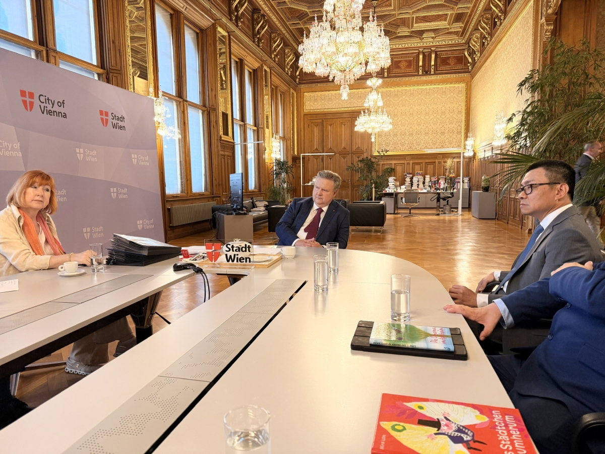 Đại sứ Vũ Lê Thái Hoàng làm việc với Thị trưởng Michel Ludwig