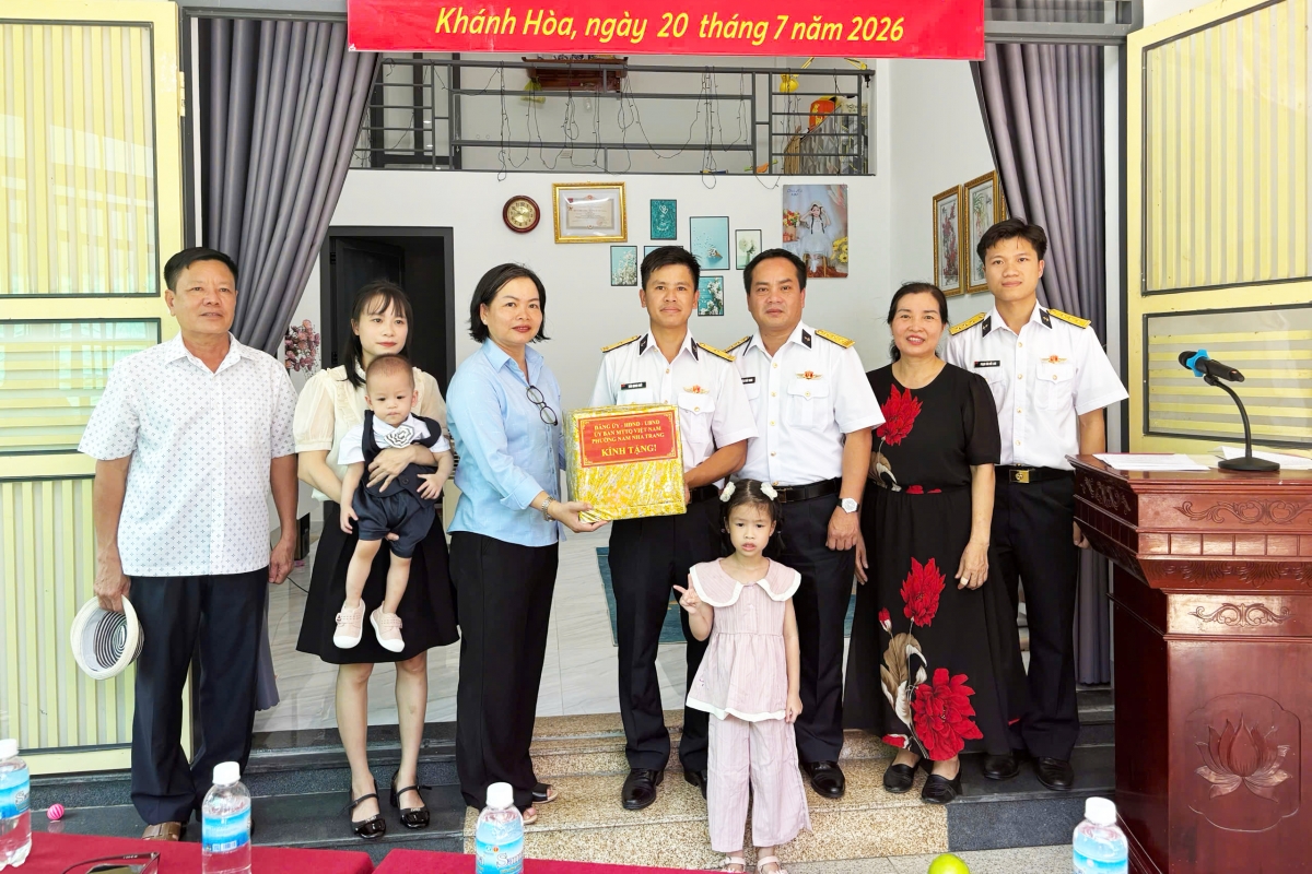 Chính quyền địa phương tặng quà gia đình