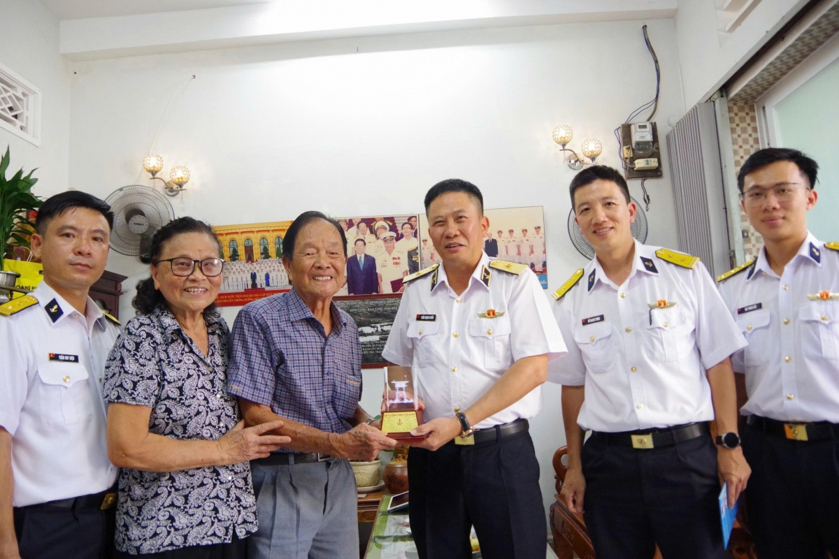 Chuẩn đô đốc Trần Mạnh Chiến tặng quà cho đồng chí Huỳnh Văn Tiến