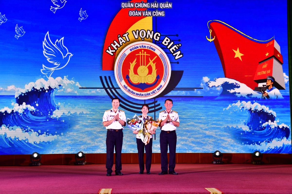 Thủ trưởng Bộ Tư lệnh Vùng 2 tặng hoa chúc mừng Trưởng đoàn Văn công
