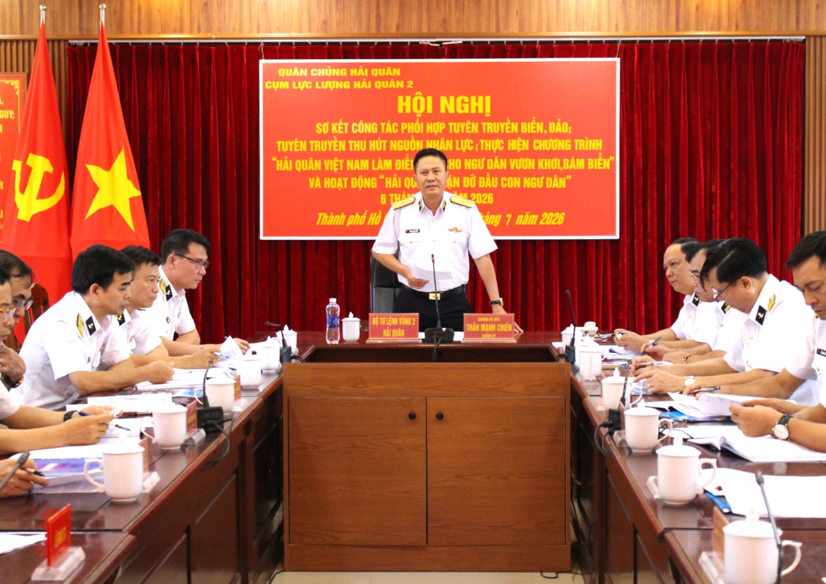 Chuẩn Đô đốc Trần Mạnh Chiến, Bí thư Đảng ủy, Chính ủy Vùng 2 Hải quân phát biểu kết luận tại Hội nghị