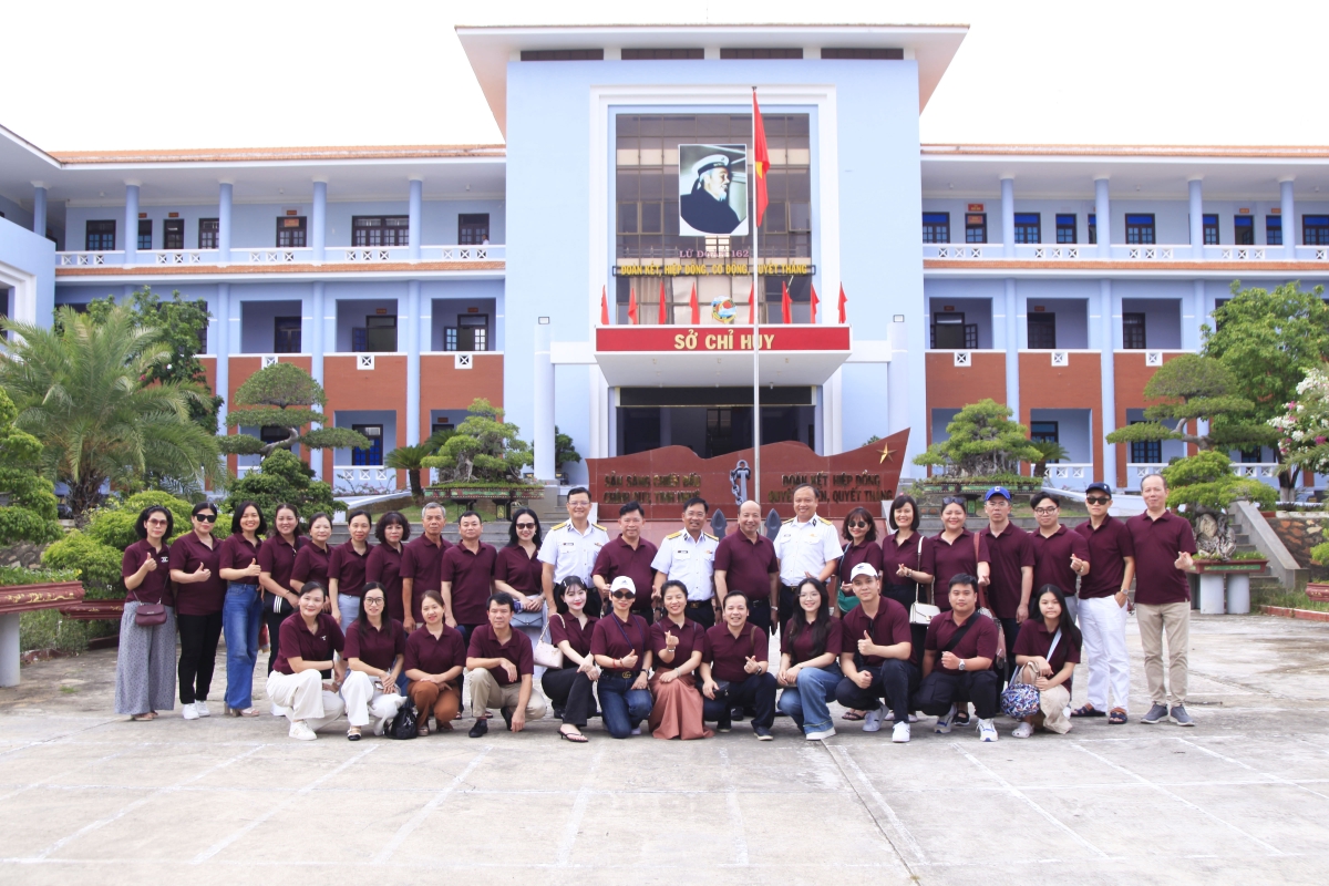 Đoàn công tác chụp ảnh lưu niệm cùng chỉ huy Lữ đoàn