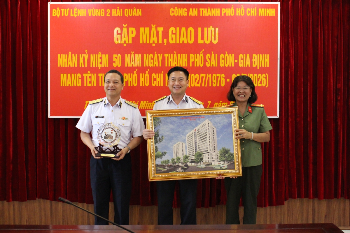 Thủ trưởng Công an TP.HCM tặng quà cho Thủ trưởng BTL Vùng 2