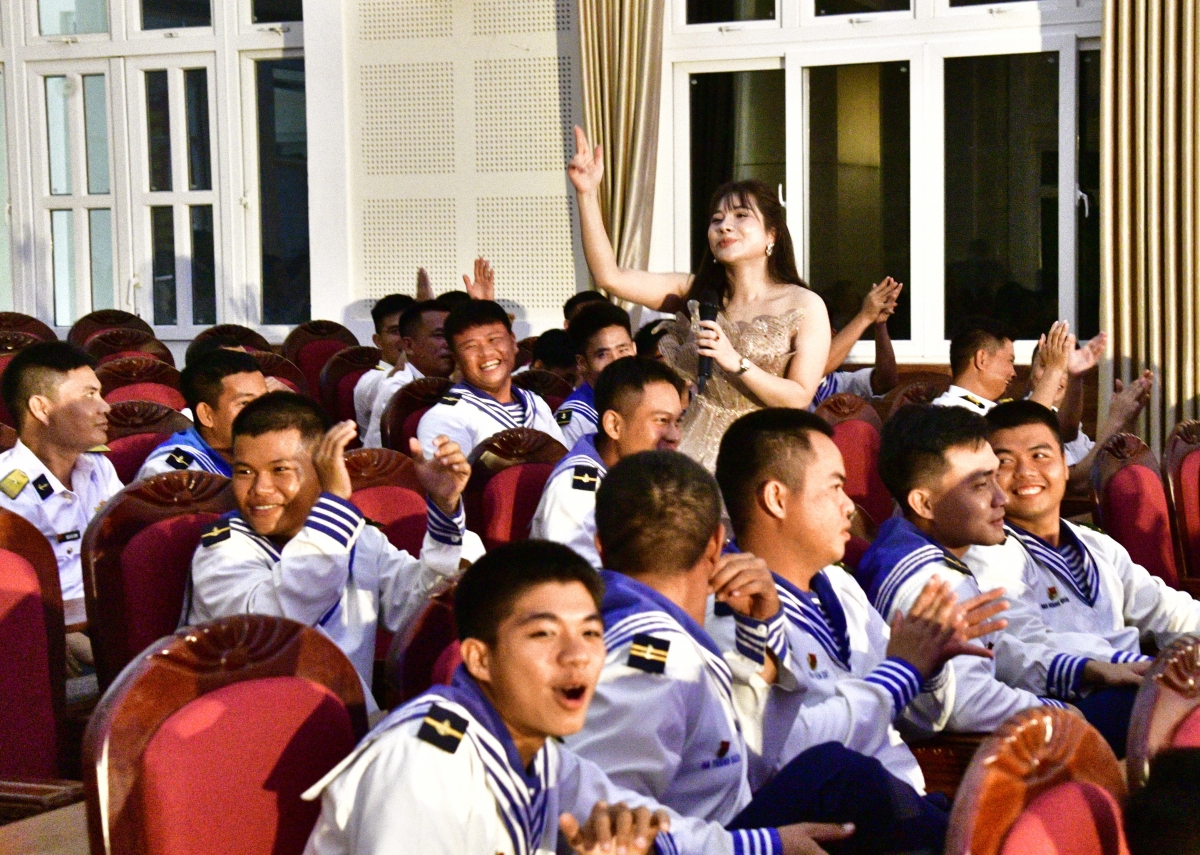 Ca sĩ chương trình giao lưu với chiến sĩ