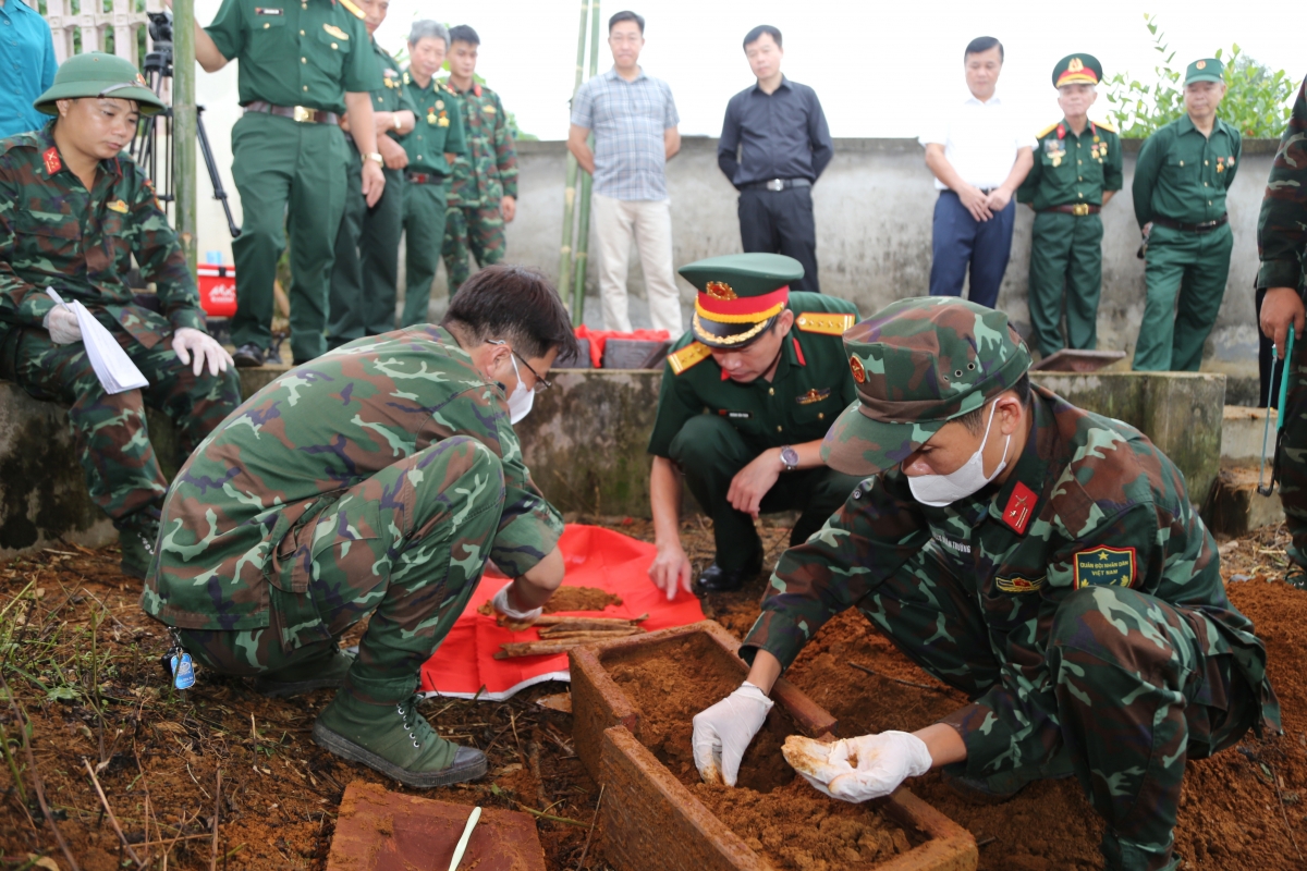 Đại tá Hoàng Văn Toàn, Phó Chính ủy Bộ CHQS tỉnh chỉ đạo trực tiếp việc thu thập hài cốt liệt sĩ và các di vật.