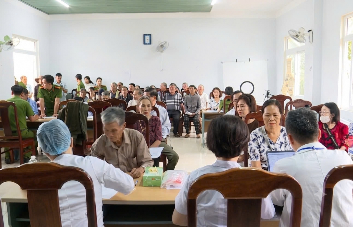 Lấy mẫu sinh phẩm đông đảo thân nhân liệt sĩ tại Gia Lai để phục vụ công tác giám định ADN.
