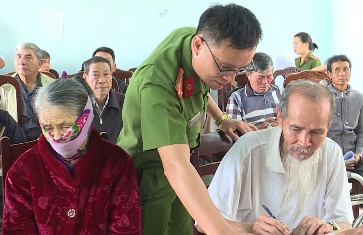 Cán bộ công an hướng dẫn người nhà liệt sĩ làm thủ tục, kê khai hồ sơ.