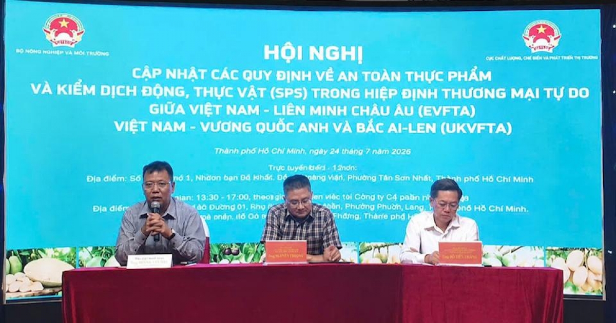 Đại diện lãnh đạo Cục Chất lượng, chế biến và phát triển thị trường, Bộ NN&amp;MT và Sở NN&amp;MT thành phố Hồ Chí Minh điều hành hội nghị.