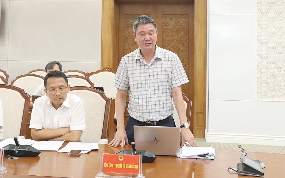 Ông Hoàng Xuân Khôi – Quyền Tổng giám đốc EVNNPT nêu các kiến nghị tại buổi làm việc