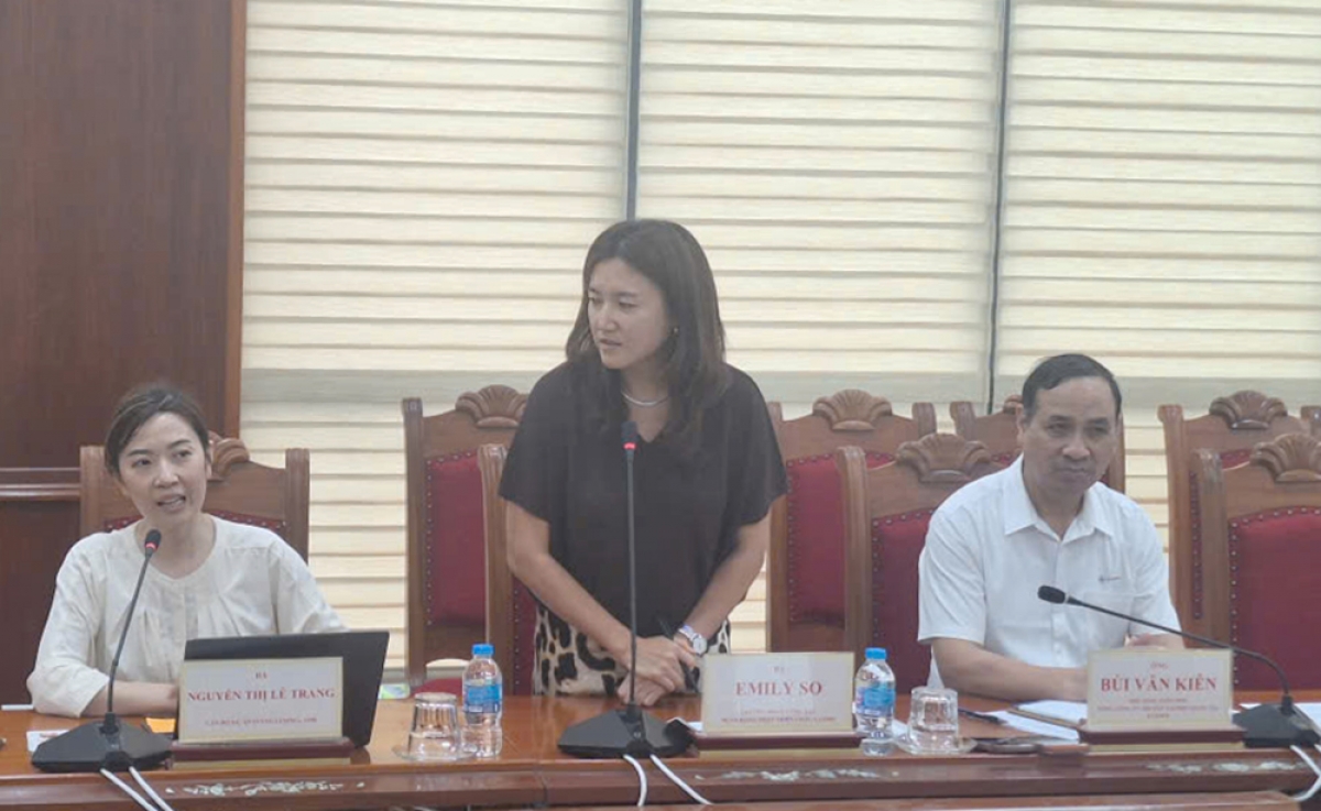 bà Emily So - chuyên gia năng lượng, Trưởng đoàn công tác của Ngân hàng Phát triển châu Á (ADB) phát biểu tại buổi làm việc