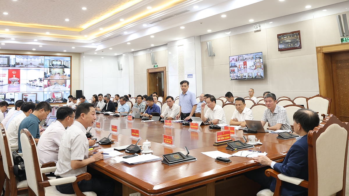 Ông Lê Văn Khải – Phó Giám đốc Ban QLDA các công trình điện miền Bắc báo cáo tại buổi làm việc