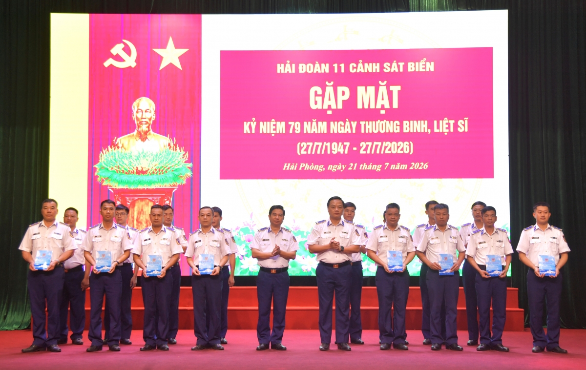 Đảng uỷ, Chỉ huy Hải đoàn tặng quà các đồng chí là thân nhân thương binh, liệt sĩ đang công tác tại đơn vị