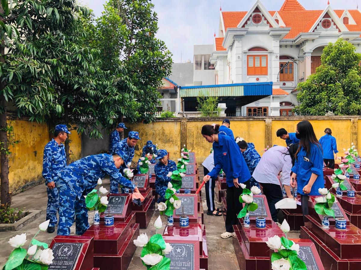 Đoàn cơ Đoàn cơ sở và Hội phụ nữ Hải đoàn 11 phối hợp với với Đoàn thanh niên phường Đông Hải tổ chức vệ sinh, chỉnh trang lại các phần mộ liệt sĩ và thắp hương tưởng niệm tại Nghĩa trang Nam Hải – phường Đông Hải