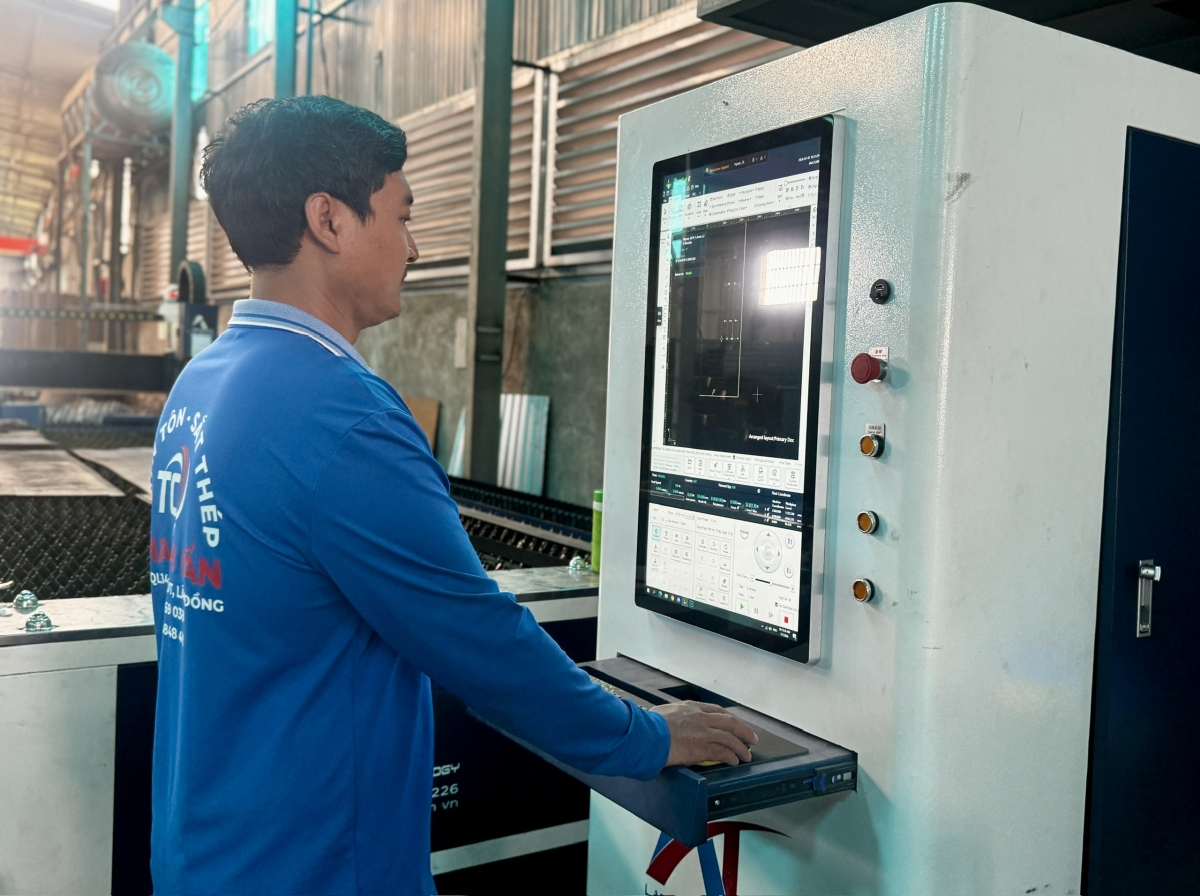 Anh Lê Anh Vũ, chủ doanh nghiệp cơ khí Thanh Cẩn ở xã Cư Jút yên tâm khi đủ điện cho máy móc hoạt động.