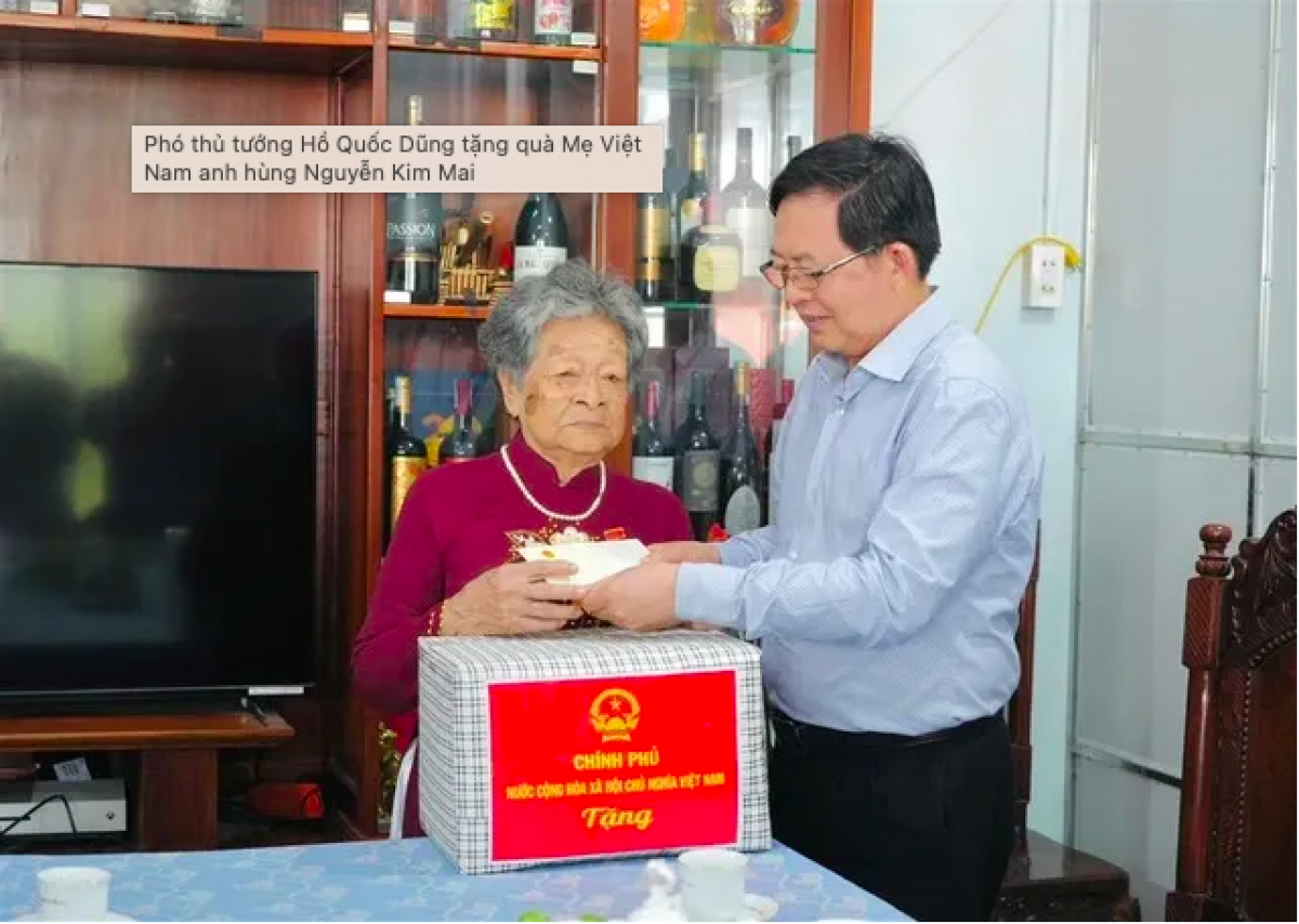 Phó thủ tướng Hồ Quốc Dũng tặng quà Mẹ Việt Nam anh hùng Nguyễn Kim Mai