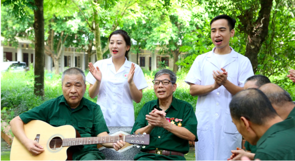 Bác sĩ của Trung tâm Điều dưỡng thương binh Kim Bảng chăm sóc sức khỏe cho thương binh, bệnh binh