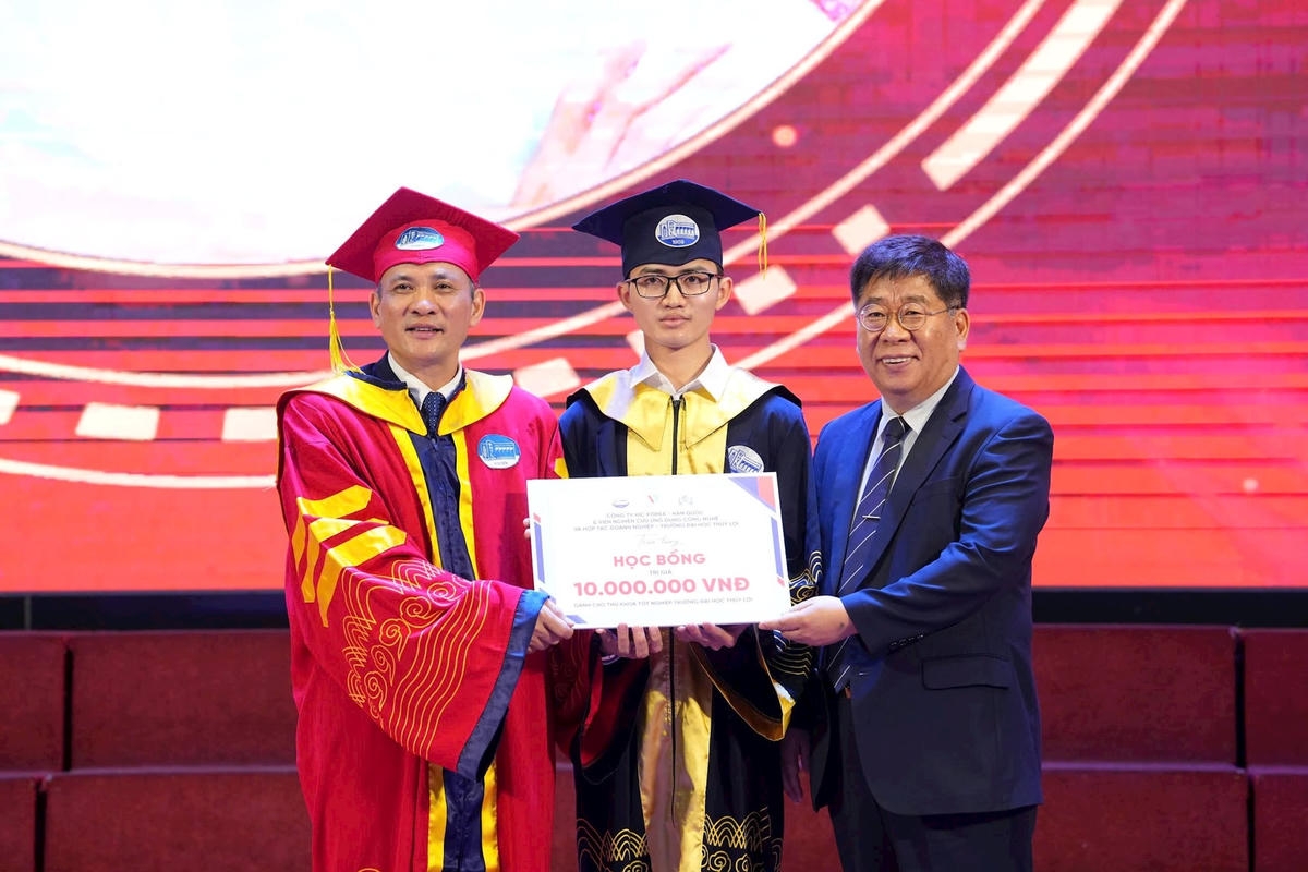 GS Nguyễn Trung Việt, Hiệu trưởng Trường ĐH Thủy lợi trao học bổng cho sinh viên