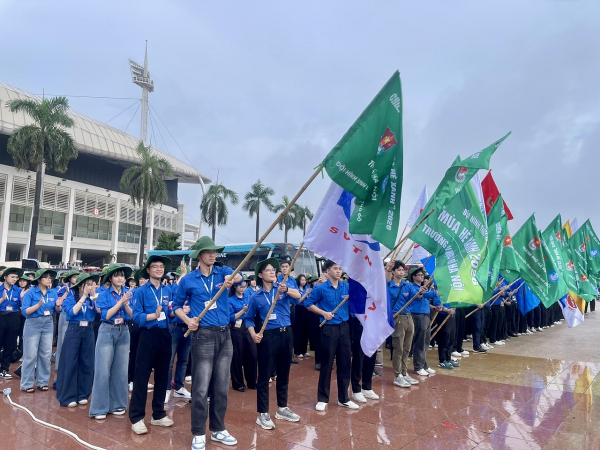 (Điểm nhấn đặc biệt của Chiến dịch tình nguyện “Mùa hè xanh” 2026 là lần đầu tiên thành phố Hà Nội có ca khúc chính thức của chiến dịch mang tên “Ngọn lửa mùa hè xanh")