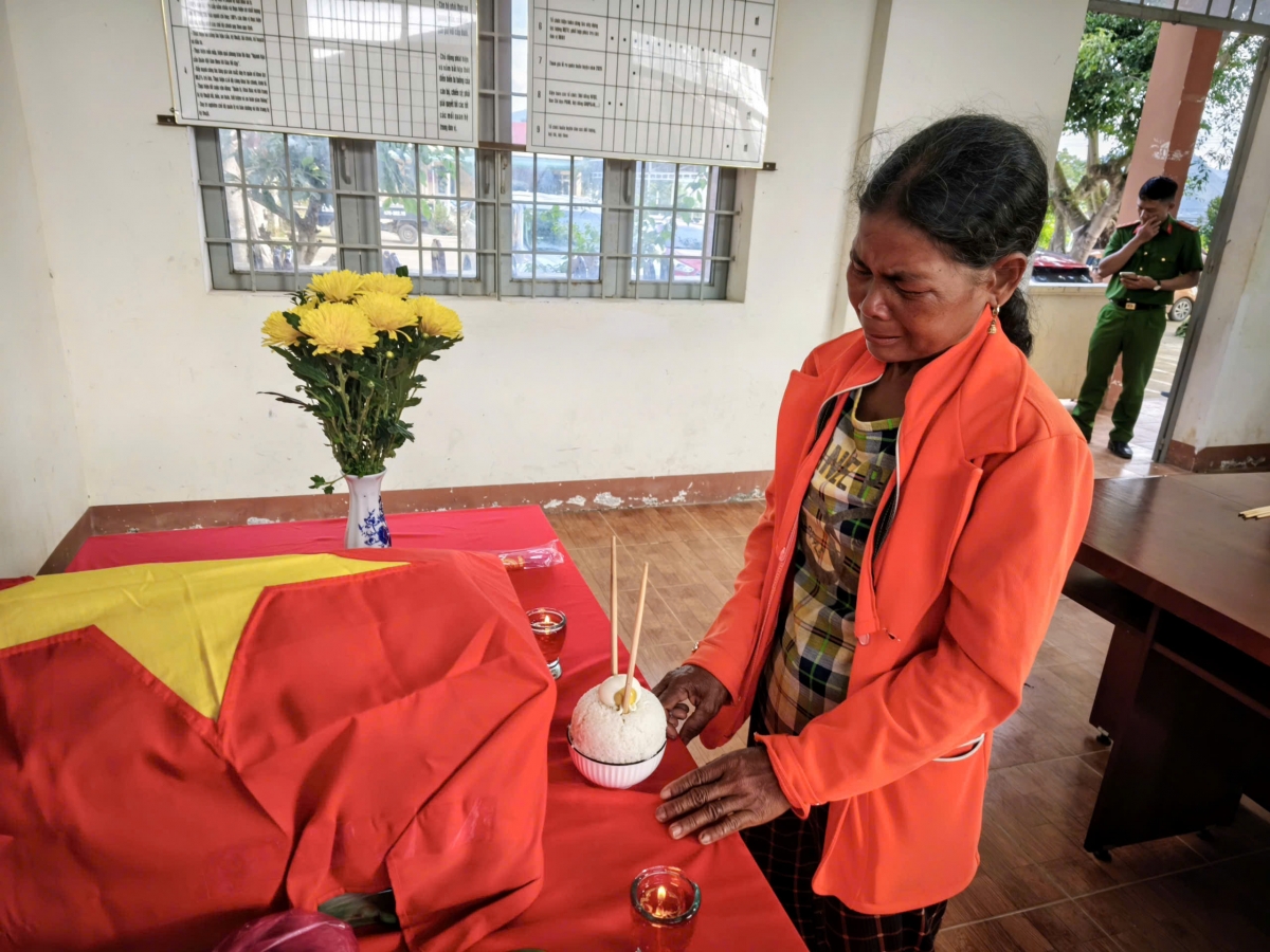Sau hơn nửa thế kỷ, bà H'Wai Triêk lần đầu tiên dâng bát cơm và quả trứng đón người anh liệt sĩ Y Chông Triêk trở về với gia đình.