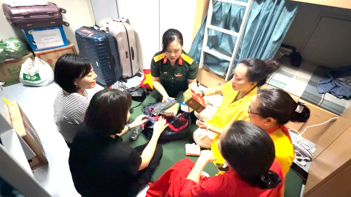 Bác sĩ, Trung tá Vũ Thu Thủy (mặc quân phục) giới thiệu món quà mang theo từ đất liền