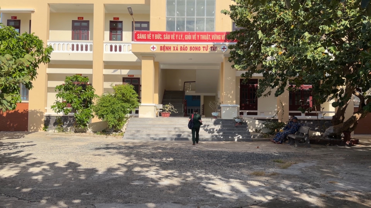 Bác sĩ Thủy đến Bệnh xá Song Tử Tây để trao món quà đặc biệt cho đồng nghiệp
